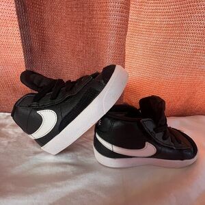 Pre-Loved NIKE Kids Black and White Sneakers